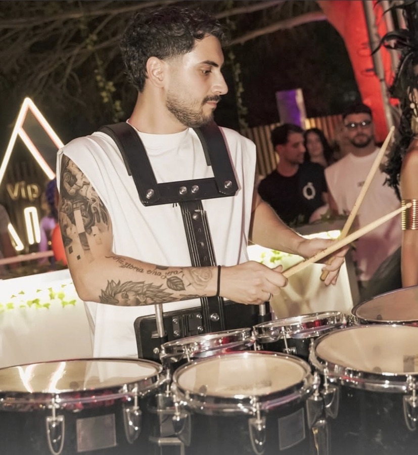 Pedro, DJ, percussionista e performer di punta di OYA